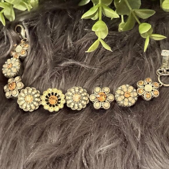 Mariana Flower Bracelet - Picture 5 of 7